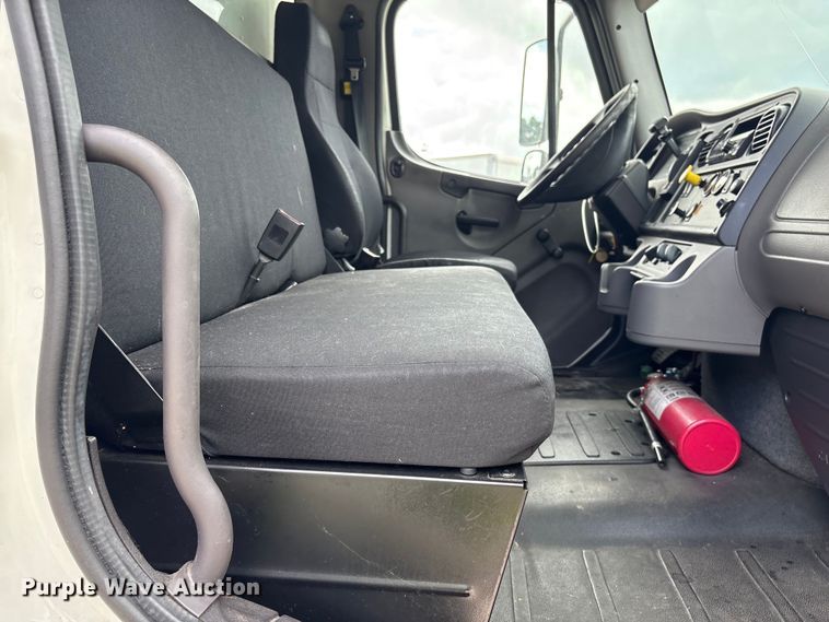 image for item YA3213 2018 Freightliner Business Class M2 box truck
