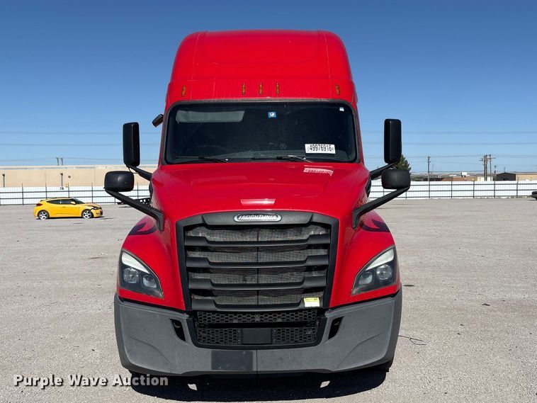 image for item YA3257 2019 Freightliner Cascadia semi truck