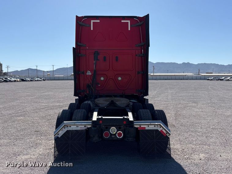 image for item YA3257 2019 Freightliner Cascadia semi truck