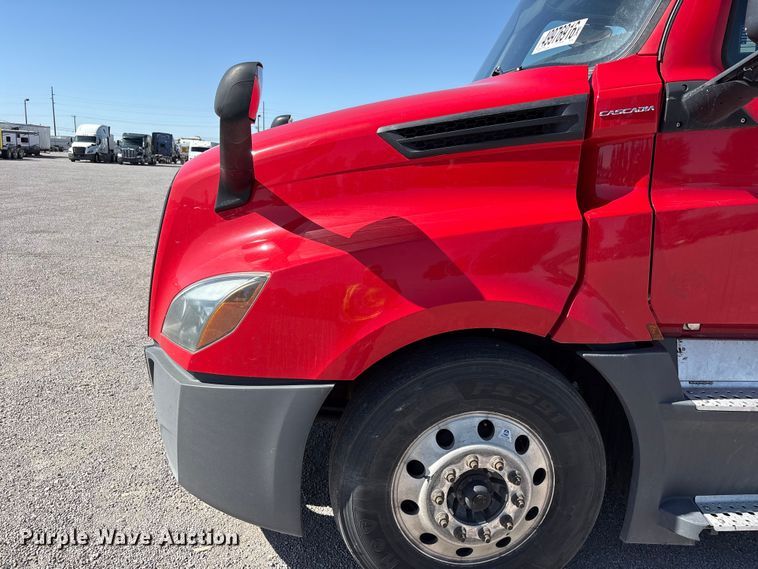 image for item YA3257 2019 Freightliner Cascadia semi truck