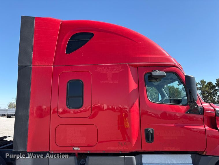 image for item YA3257 2019 Freightliner Cascadia semi truck