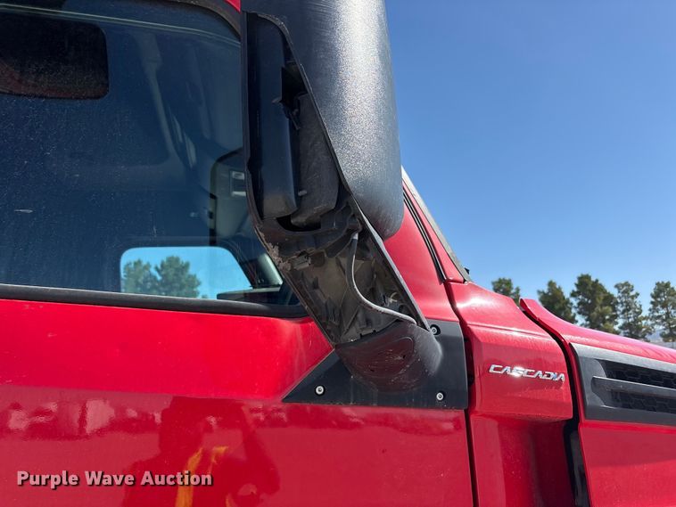 image for item YA3257 2019 Freightliner Cascadia semi truck