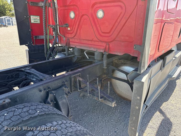 image for item YA3257 2019 Freightliner Cascadia semi truck