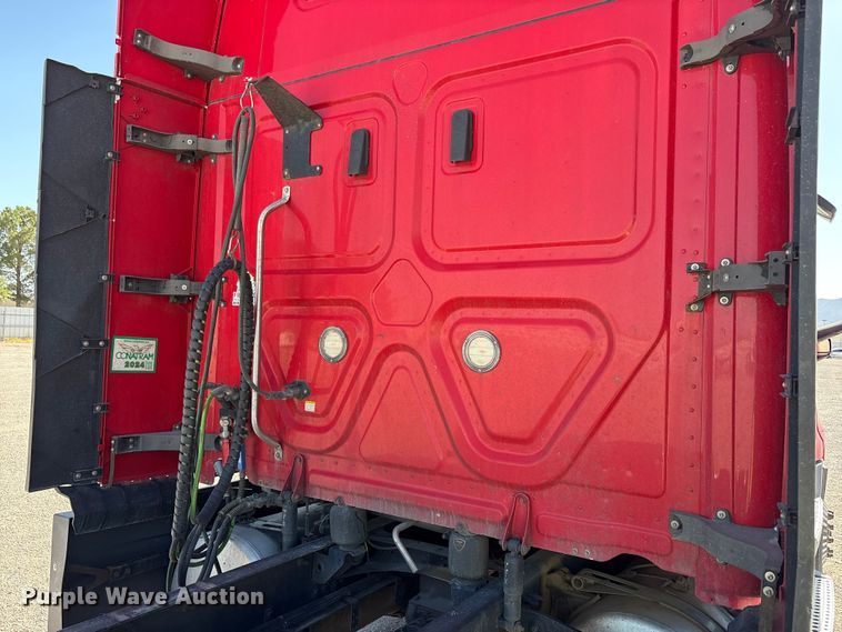 image for item YA3257 2019 Freightliner Cascadia semi truck
