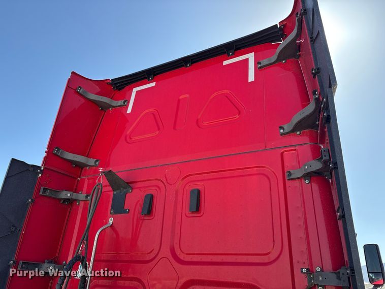 image for item YA3257 2019 Freightliner Cascadia semi truck