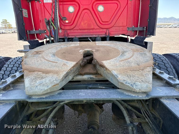 image for item YA3257 2019 Freightliner Cascadia semi truck