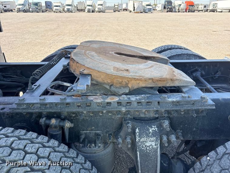 image for item YA3257 2019 Freightliner Cascadia semi truck