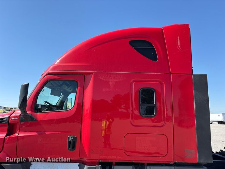 image for item YA3257 2019 Freightliner Cascadia semi truck