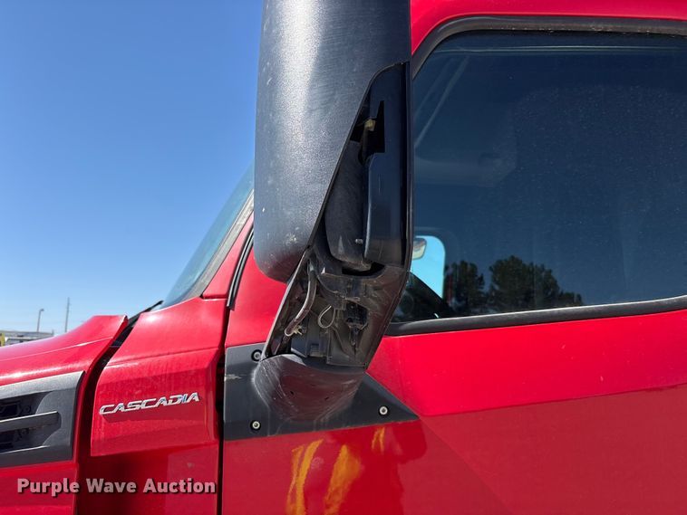 image for item YA3257 2019 Freightliner Cascadia semi truck