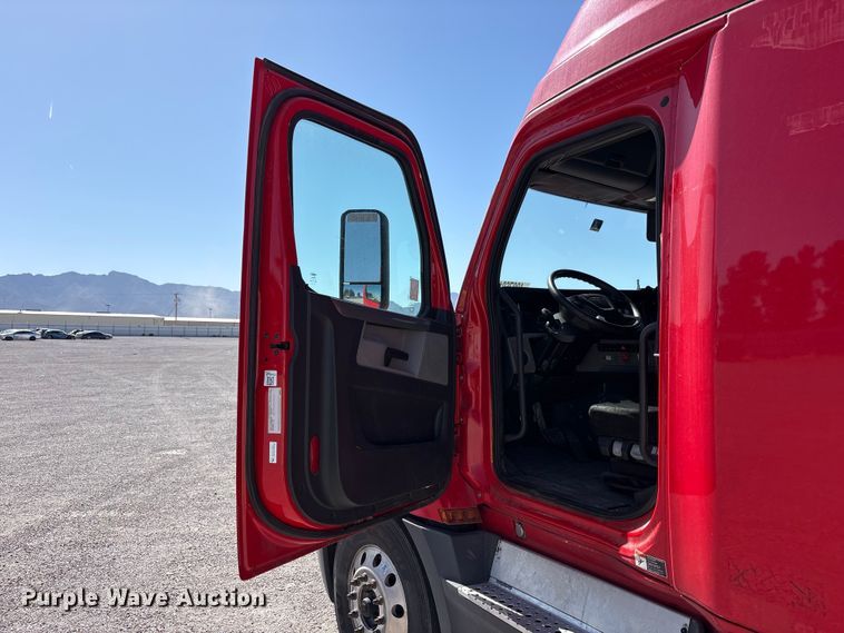 image for item YA3257 2019 Freightliner Cascadia semi truck