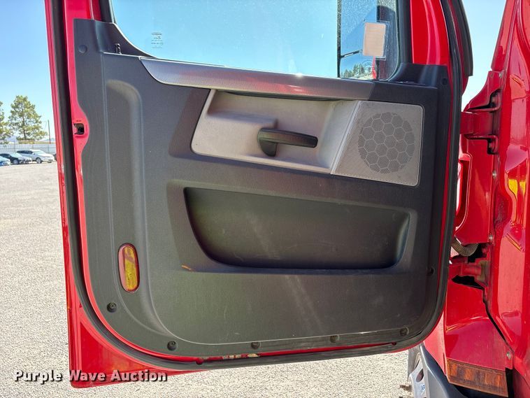 image for item YA3257 2019 Freightliner Cascadia semi truck