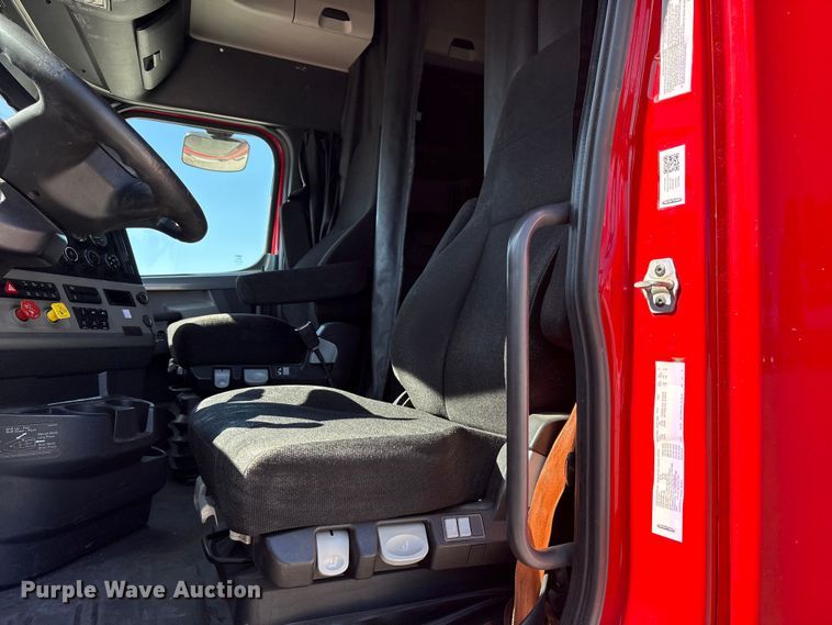 image for item YA3257 2019 Freightliner Cascadia semi truck