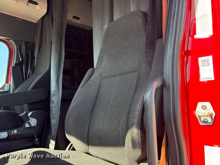 image for item YA3257 2019 Freightliner Cascadia semi truck