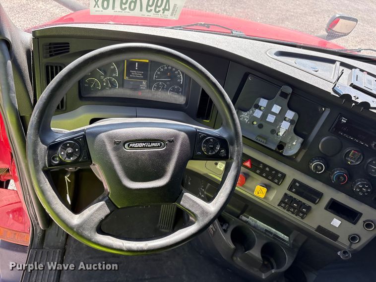 image for item YA3257 2019 Freightliner Cascadia semi truck