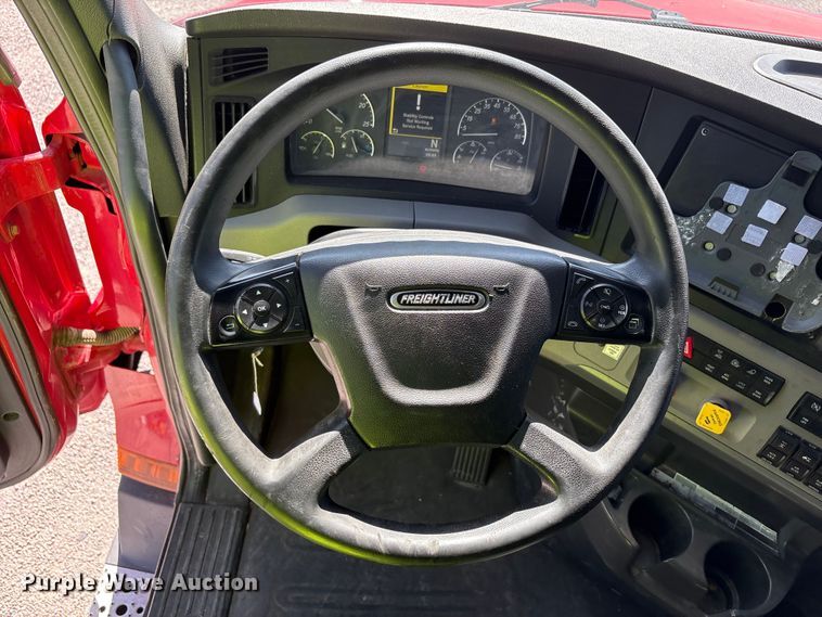 image for item YA3257 2019 Freightliner Cascadia semi truck