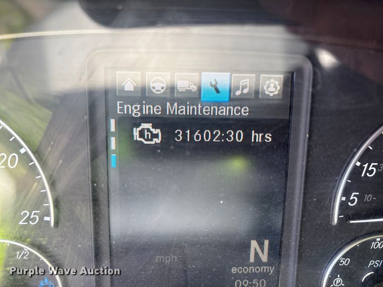 image for item YA3257 2019 Freightliner Cascadia semi truck