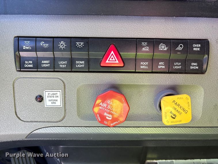 image for item YA3257 2019 Freightliner Cascadia semi truck