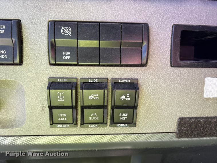 image for item YA3257 2019 Freightliner Cascadia semi truck