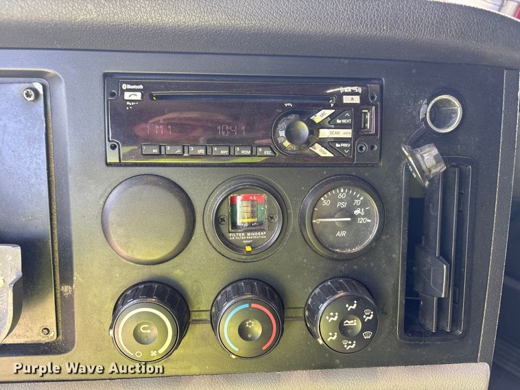 image for item YA3257 2019 Freightliner Cascadia semi truck