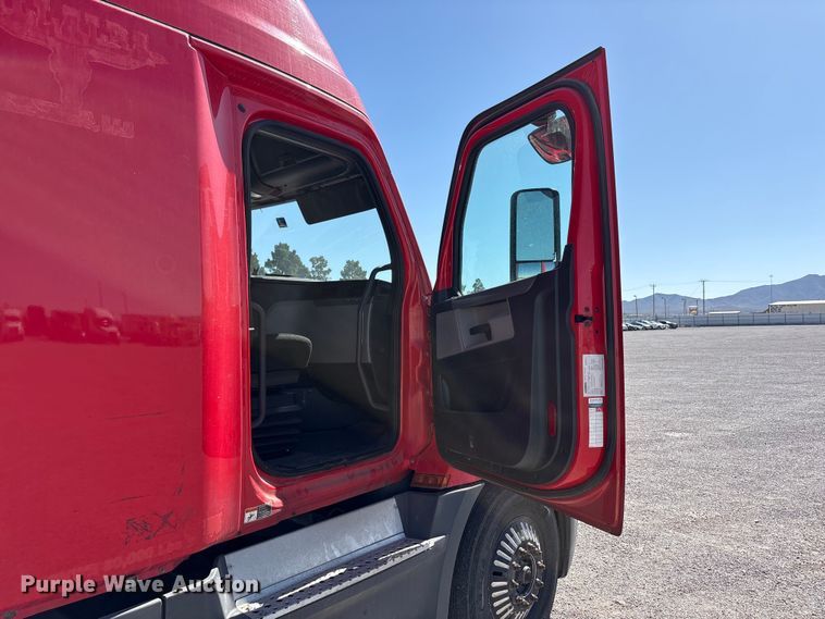 image for item YA3257 2019 Freightliner Cascadia semi truck