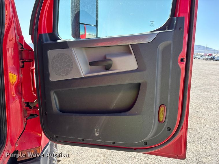 image for item YA3257 2019 Freightliner Cascadia semi truck