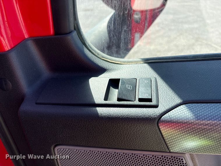 image for item YA3257 2019 Freightliner Cascadia semi truck