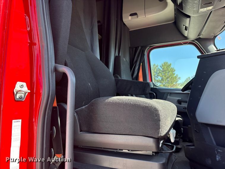 image for item YA3257 2019 Freightliner Cascadia semi truck