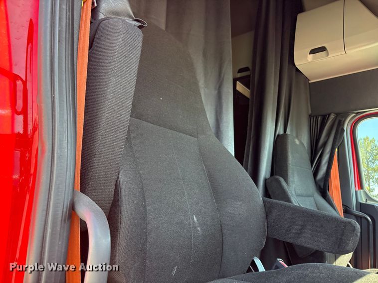 image for item YA3257 2019 Freightliner Cascadia semi truck