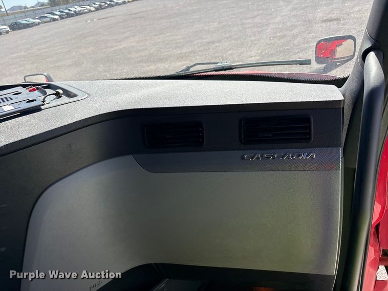 image for item YA3257 2019 Freightliner Cascadia semi truck