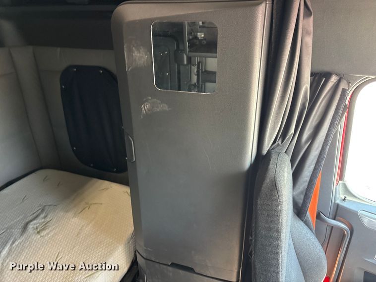 image for item YA3257 2019 Freightliner Cascadia semi truck