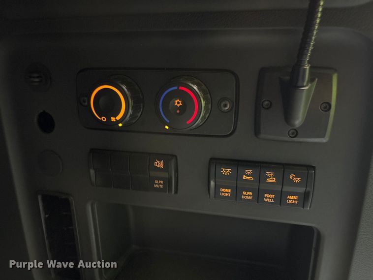 image for item YA3257 2019 Freightliner Cascadia semi truck