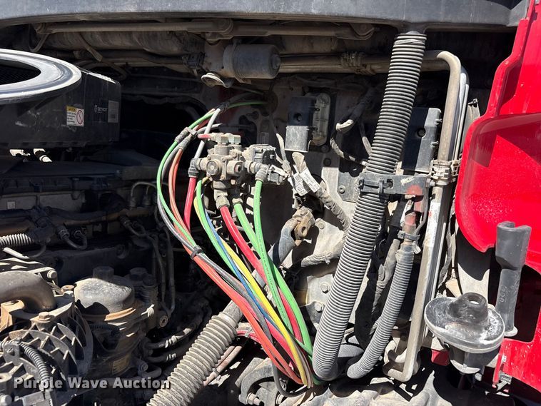 image for item YA3257 2019 Freightliner Cascadia semi truck