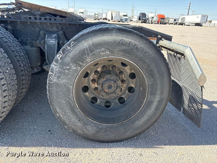 image for item YA3257 2019 Freightliner Cascadia semi truck