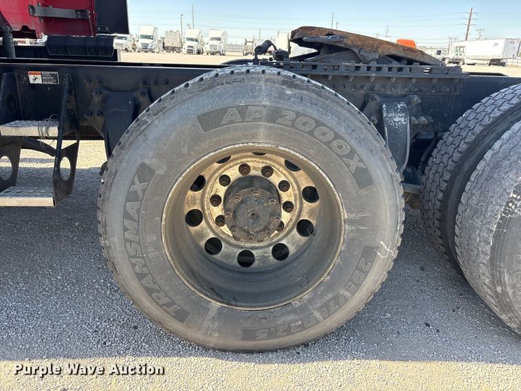 image for item YA3257 2019 Freightliner Cascadia semi truck