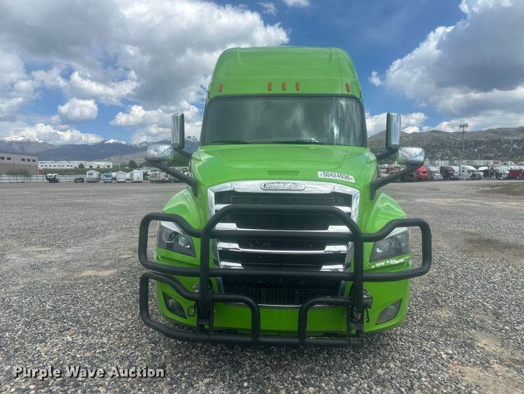 image for item YA3318 2019 Freightliner Cascadia semi truck