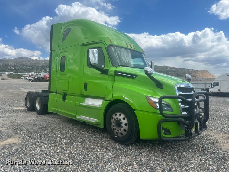 image for item YA3318 2019 Freightliner Cascadia semi truck