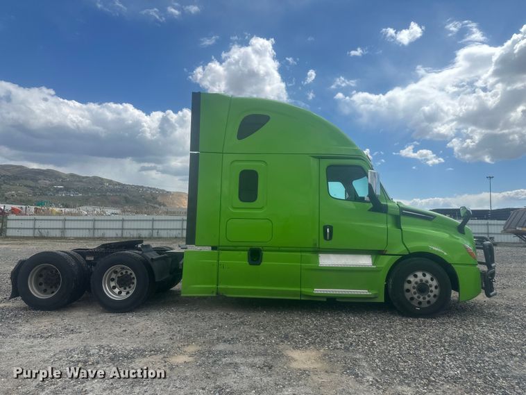 image for item YA3318 2019 Freightliner Cascadia semi truck