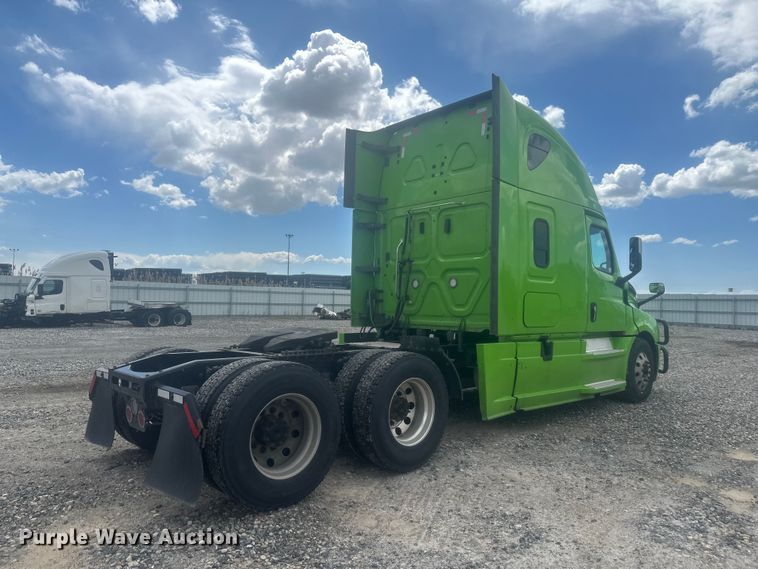 image for item YA3318 2019 Freightliner Cascadia semi truck
