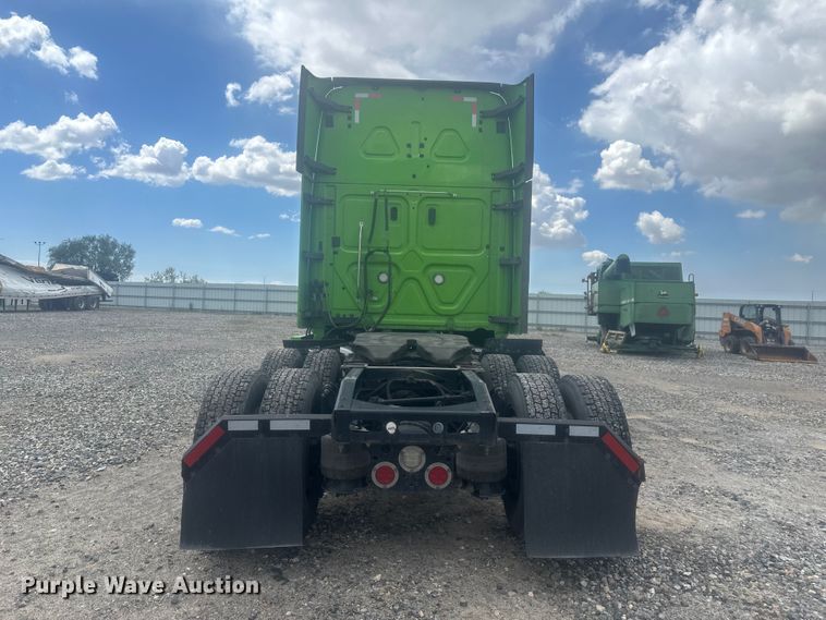 image for item YA3318 2019 Freightliner Cascadia semi truck