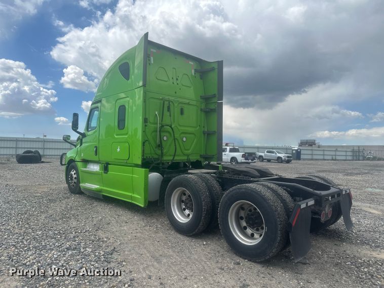 image for item YA3318 2019 Freightliner Cascadia semi truck