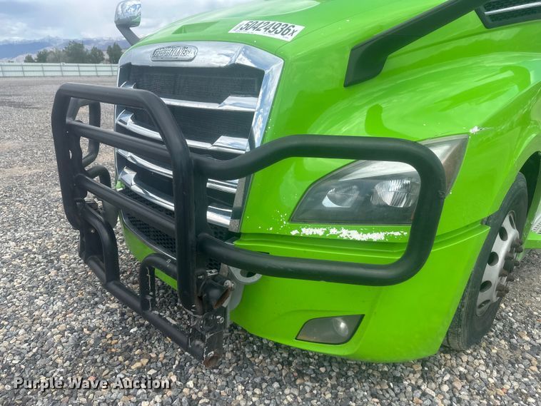 image for item YA3318 2019 Freightliner Cascadia semi truck