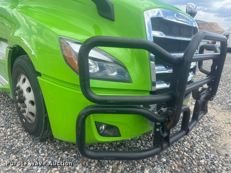 image for item YA3318 2019 Freightliner Cascadia semi truck