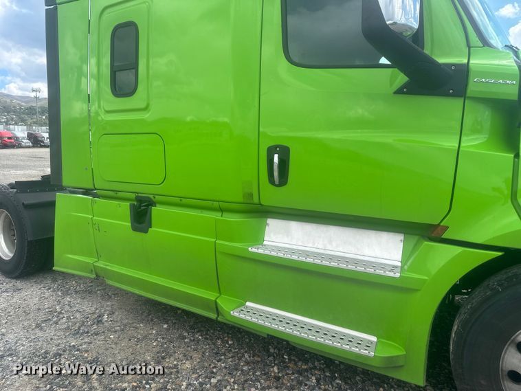 image for item YA3318 2019 Freightliner Cascadia semi truck