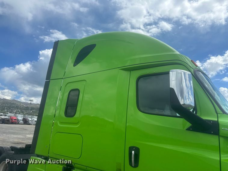 image for item YA3318 2019 Freightliner Cascadia semi truck