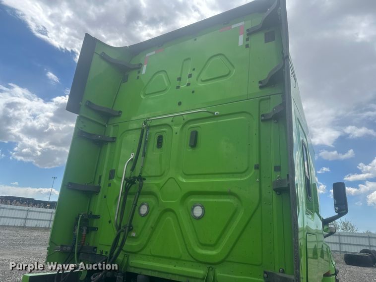 image for item YA3318 2019 Freightliner Cascadia semi truck
