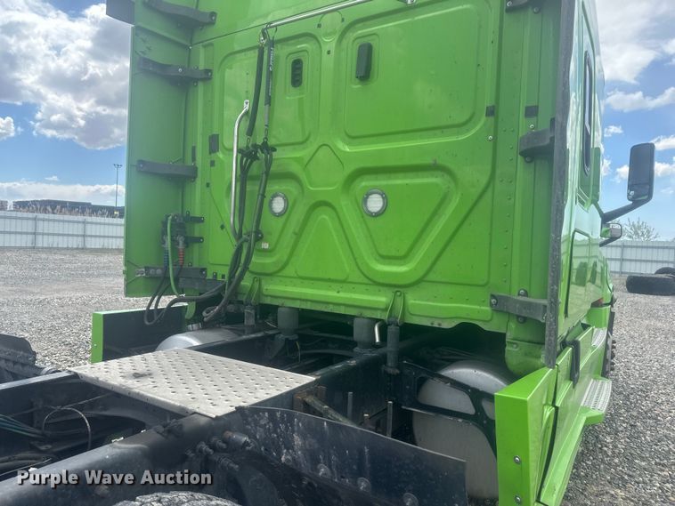 image for item YA3318 2019 Freightliner Cascadia semi truck