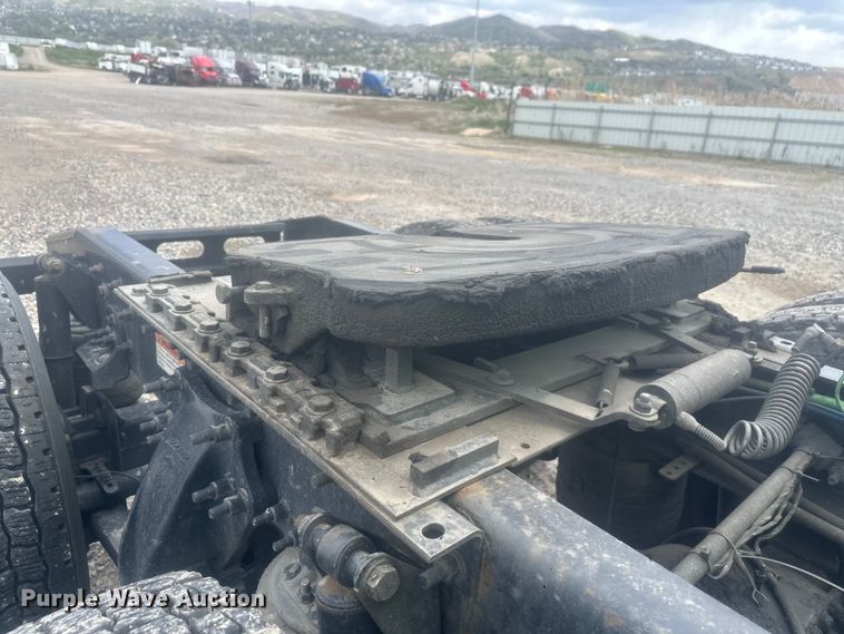 image for item YA3318 2019 Freightliner Cascadia semi truck