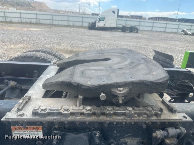 image for item YA3318 2019 Freightliner Cascadia semi truck