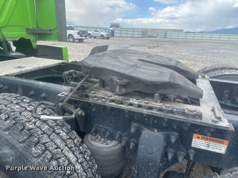 image for item YA3318 2019 Freightliner Cascadia semi truck
