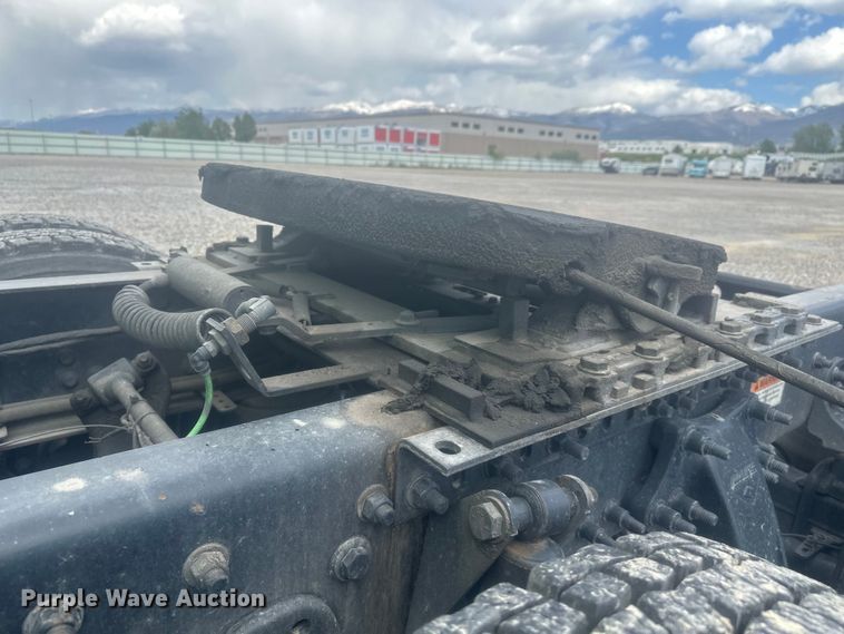 image for item YA3318 2019 Freightliner Cascadia semi truck